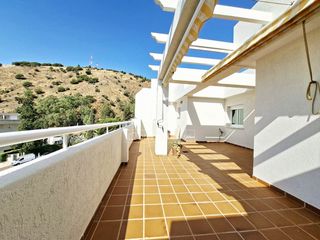 Rent Penthouse in Limonar. Ático de 3 dormitorios con gran terraza en alquiler en el limona