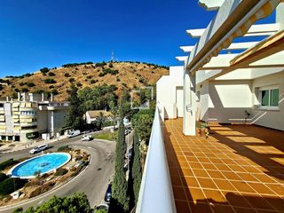 Rent Penthouse in Limonar. Ático de 3 dormitorios con gran terraza en alquiler en el limona