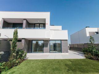 Affitto Chalet in El Bosque. Chalet moderno con jardín, con 3 plazas de garaje y piscina en u