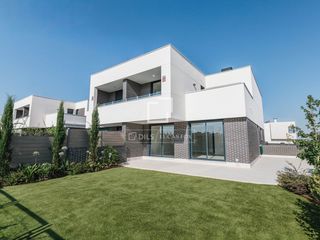 Miete Chalet in El Bosque. Chalet moderno con jardín, con 3 plazas de garaje y piscina en u