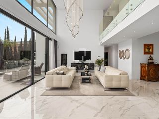 Xalet a El Paraíso. Villa contemporánea de lujo con vistas al mar y al golf entre ma