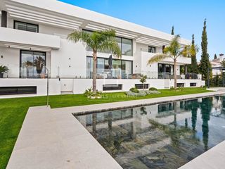 Xalet a El Paraíso. Villa contemporánea de lujo con vistas al mar y al golf entre ma