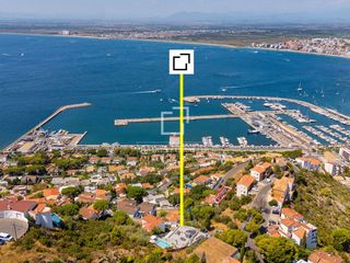 Xalet a Puig Rom-Canyelles-Almadrava. Villa moderna con piscina y vistas al mar en roses