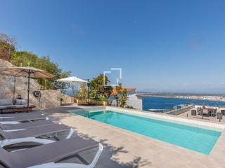 Chalet en Puig Rom-Canyelles-Almadrava. Villa moderna con piscina y vistas al mar en roses