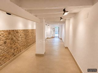 Pis a Dalt Vila-La Marina. Dos singulares espacios comerciales históricos dentro de las mur