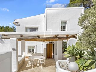 Xalet a Sant Jordi de Ses Salines-Sant Francesc. Encantadora casa de campo con piscina privada en venta entre ibi