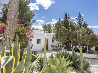 Xalet a Sant Jordi de Ses Salines-Sant Francesc. Encantadora casa de campo con piscina privada en venta entre ibi
