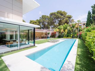 Xalet a Godella. Casa independiente con jardín y piscina en venta en una urbaniza