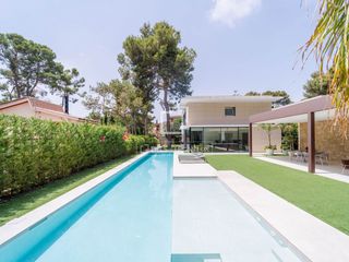 Chalet in Godella. Casa independiente con jardín y piscina en venta en una urbaniza