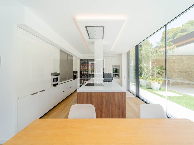 Foto 1bf4bb9e-7ed5-4505-b778-bebf9d328aff. Chalet casa independiente con jardín y piscina en venta en una urbanización consolidada cerca de valencia y de varios colegios internacio en Godella