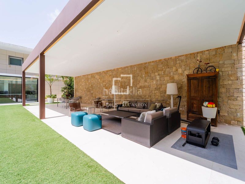 Foto 23e962b9-4809-4ab4-ba46-10555d45a999. Chalet casa independiente con jardín y piscina en venta en una urbanización consolidada cerca de valencia y de varios colegios internacio en Godella