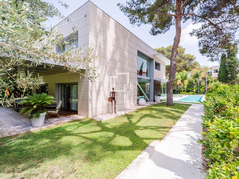 Foto 263a51ea-844d-4e37-a1bd-4ee5674e1dea. Chalet casa independiente con jardín y piscina en venta en una urbanización consolidada cerca de valencia y de varios colegios internacio en Godella