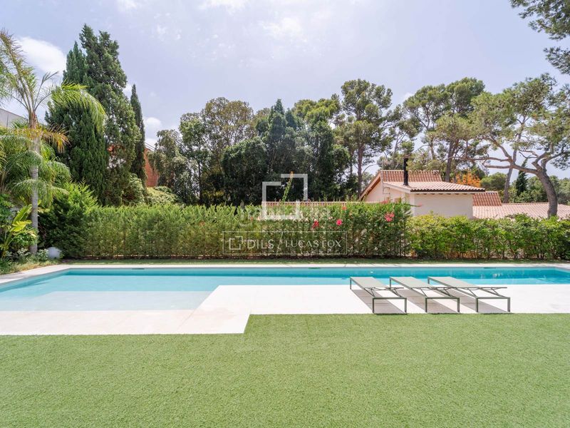Foto 6ff077e7-4760-4ba8-bcd2-9e69c057f539. Chalet casa independiente con jardín y piscina en venta en una urbanización consolidada cerca de valencia y de varios colegios internacio en Godella