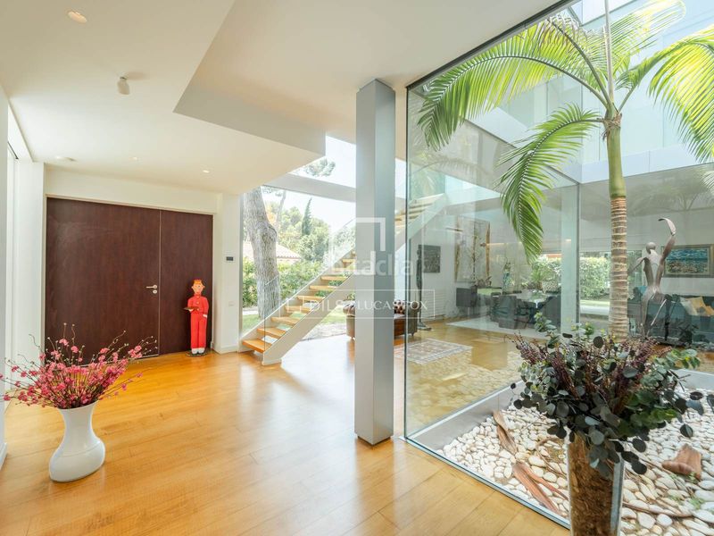 Foto 9f802780-ae75-4a4c-9371-b0360cbc59a2. Chalet casa independiente con jardín y piscina en venta en una urbanización consolidada cerca de valencia y de varios colegios internacio en Godella