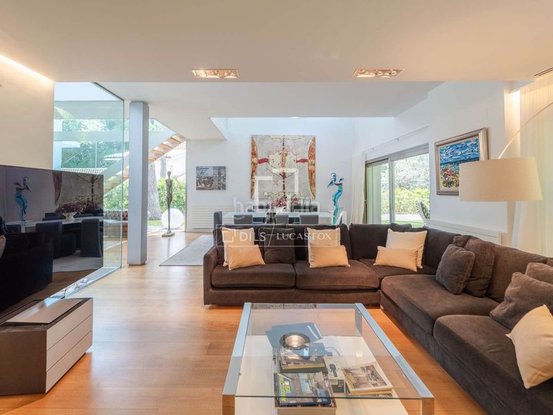 Foto b3ab12bf-eb23-4a88-a23d-186c5f05d38b. Chalet casa independiente con jardín y piscina en venta en una urbanización consolidada cerca de valencia y de varios colegios internacio en Godella
