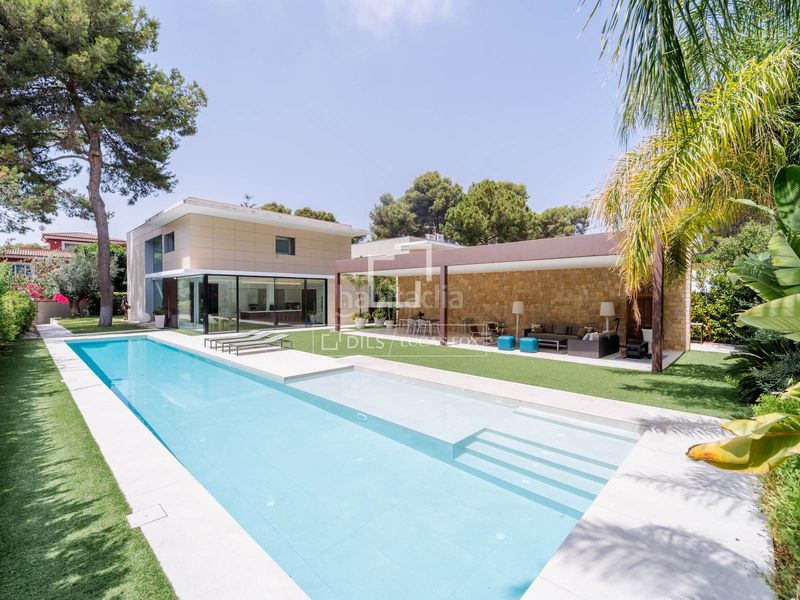Foto b9be542f-2939-4721-923c-d80df7e83369. Chalet casa independiente con jardín y piscina en venta en una urbanización consolidada cerca de valencia y de varios colegios internacio en Godella
