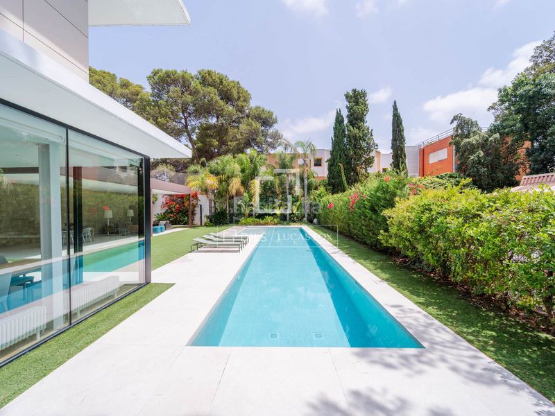 Foto cd913e10-498d-48bd-b7a4-2ca1712b98ee. Chalet casa independiente con jardín y piscina en venta en una urbanización consolidada cerca de valencia y de varios colegios internacio en Godella