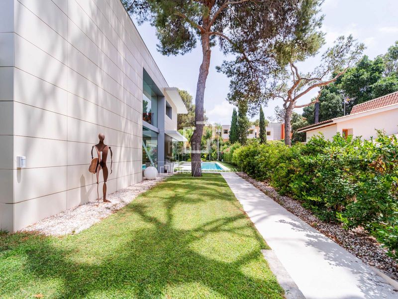 Foto dd5d2f81-bad7-4c9c-8feb-52c548f3303b. Chalet casa independiente con jardín y piscina en venta en una urbanización consolidada cerca de valencia y de varios colegios internacio en Godella