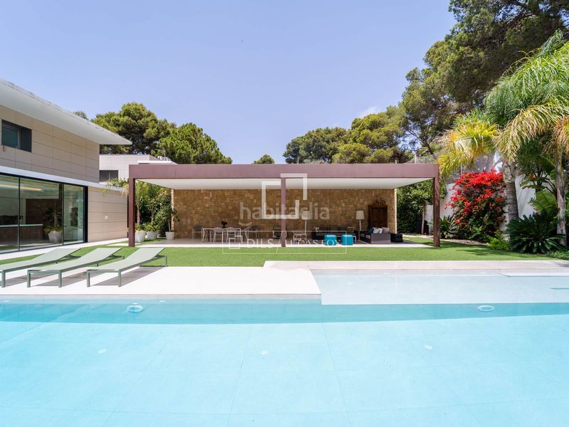 Foto e3e704a5-9267-4cdd-baa7-4cee029bd5ac. Chalet casa independiente con jardín y piscina en venta en una urbanización consolidada cerca de valencia y de varios colegios internacio en Godella