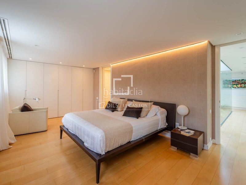 Foto f80facd9-8b52-40f5-b10f-1a4089ec2302. Chalet casa independiente con jardín y piscina en venta en una urbanización consolidada cerca de valencia y de varios colegios internacio en Godella