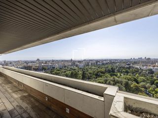 Piso en Exposició. Amplio y luminoso piso de grandes dimensiones, con una magnífica
