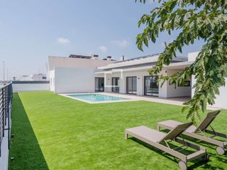 Chalet in Piscinas. Casa  villa excelentes de 5 dormitorios en venta en castellón, e