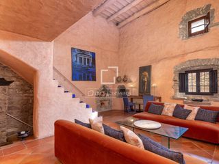 Chalet in Sant Martí Vell. Casa de piedra centenaria junto al parque natural de les gavarre