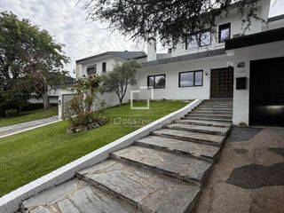 Location Chalet à Urbanización La Moraleja. Chalet pareado reformado con jardín privado en exclusiva urbaniz