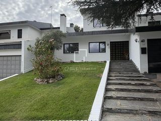 Rent Chalet in Urbanización La Moraleja. Chalet pareado reformado con jardín privado en exclusiva urbaniz