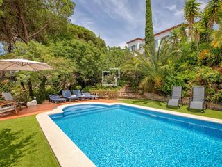 Xalet a Cabrils. Casa  villa excelentes de 5 dormitorios en venta en cabrils, bar