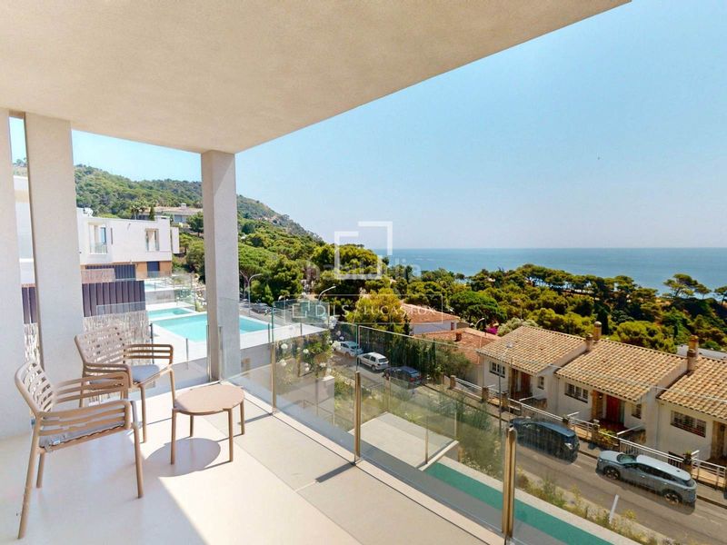 Foto b4233d65-90ff-40f9-abb4-e7392ffa6b57. Chalet casa a estrenar con cuatro dormitorios, piscina privada y jardín a pocos minutos de la playa de mar menuda, en Tossa de Mar