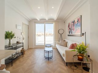 Rent Flat in Arrancapins. Ático reformado con terraza de 15 m en alquiler en extramurs, va