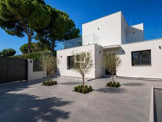 Affitto Chalet in Cerro Alarcón. Chalet independiente de obra nueva a estrenar con piscina privad