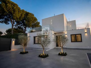 Lloguer Xalet a Cerro Alarcón. Chalet independiente de obra nueva a estrenar con piscina privad