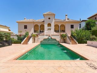 Chalet en Villa de Otura. Villa reformada con piscina, jardín y excelentes calidades, en v