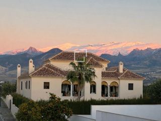 Chalet in Villa de Otura. Villa reformada con piscina, jardín y excelentes calidades, en v