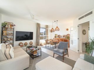 Pis a Diagonal Mar i el Front Marítim del Poblenou. Exclusivo piso de cuatro habitaciones con terraza y piscina en i