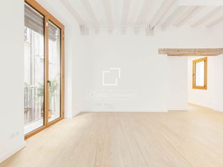 Flat in St. Pere - Sta. Caterina - El Born. Exclusivo piso reformado con dos balcones, tres dormitorios dobl