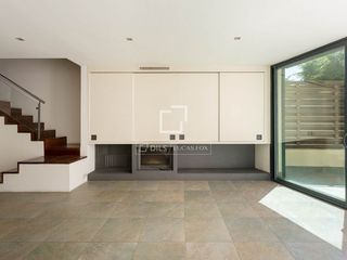 Chalet in Sarrià. Excelente casa villa con seis dormitorios y terraza de 71m en ve