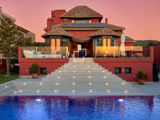 Chalet in Altos de la Zubia. Excepcional villa de arquitectura andaluza diseñada por jesús de