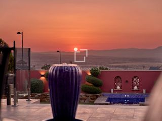 Xalet a Altos de la Zubia. Excepcional villa de arquitectura andaluza diseñada por jesús de