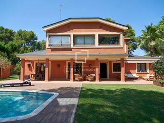 Chalet à Rocafort. Casa reformada con jardín y piscina en venta en santa bárbara, r