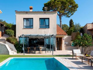Chalet in Alella. Casa  villa con impresionantes vistas al mar y acceso directo al