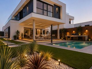 Chalet in El Bosque. Casa pareada de reciente construcción con piscina, patio interio