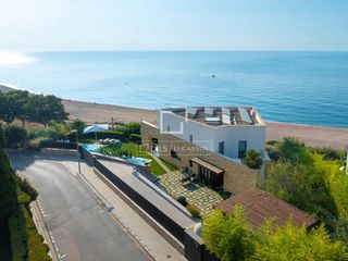 Chalet in Urbanitzacions. Villa de lujo en primera línea de mar con piscina climatizada en