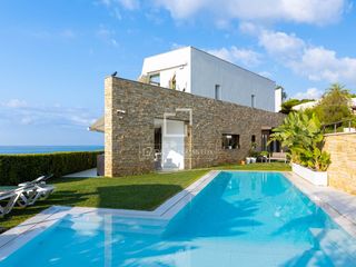 Chalet in Urbanitzacions. Villa de lujo en primera línea de mar con piscina climatizada en
