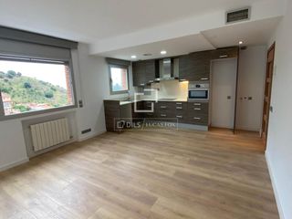 Flat in Vallcarca - Penitents. Piso de tres dormitorios con terraza de 40 m en venta en gràcia,