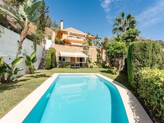 Chalet à Pinares de San Antón. Villa con piscina privada, jardín y apartamento con acceso indep