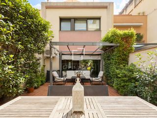 Chalet à Barri de les Corts. Casa de 4 dormitorios y terraza de 60 metros cuadrados en venta