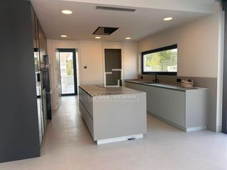 Affitto Casale in Los Satélites-Roza Martín. Chalet excelente de 6 dormitorios en alquiler en majadahonda, ma